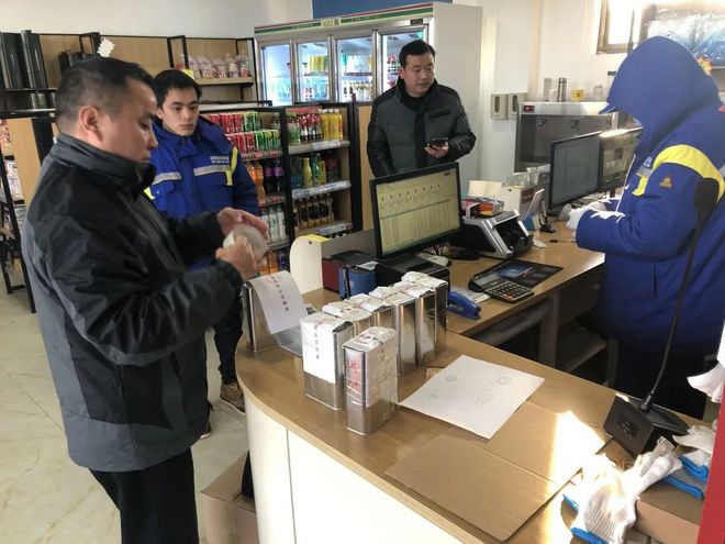 黃梅縣市場監(jiān)管局迅速行動，對曝光加油站進行抽樣檢測與市場調研